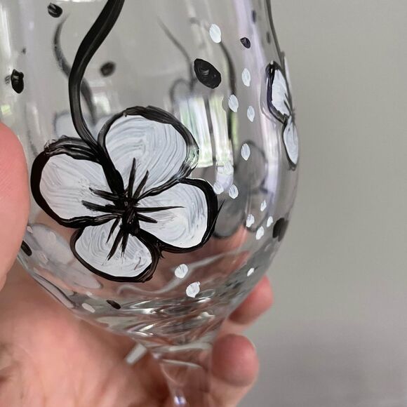 Set of 2 Hand Painted Floral Wine Glasses - Picture 3 of 7